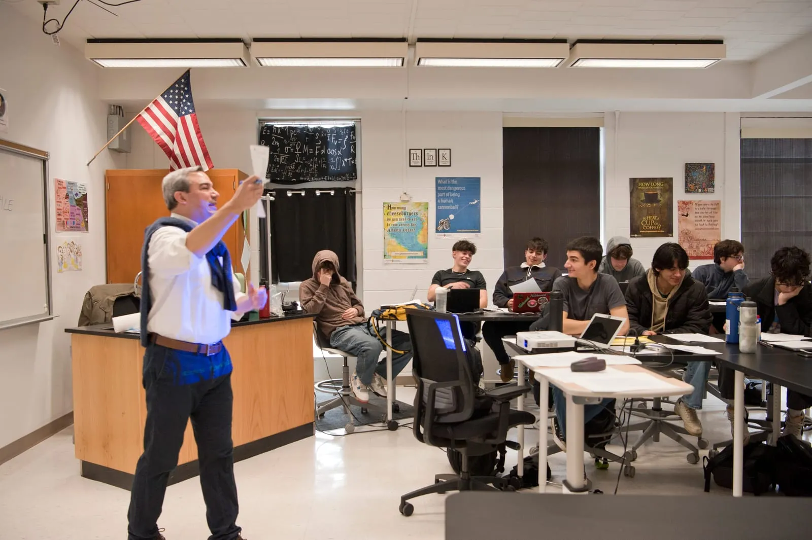 Un profesor da clase frente a un grupo de estudiantes de secundaria.