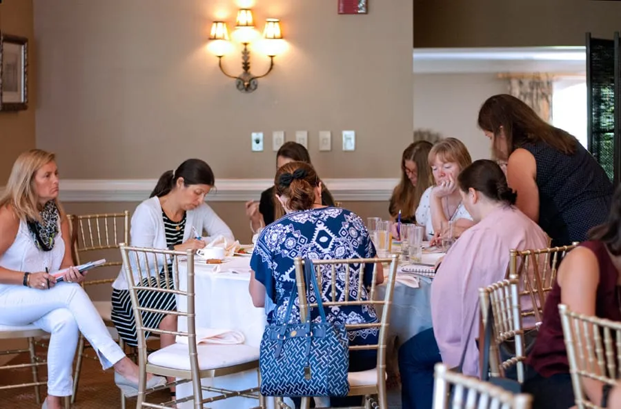 El equipo de la Escuela compartiendo una mesa en un encuentro de trabajo.