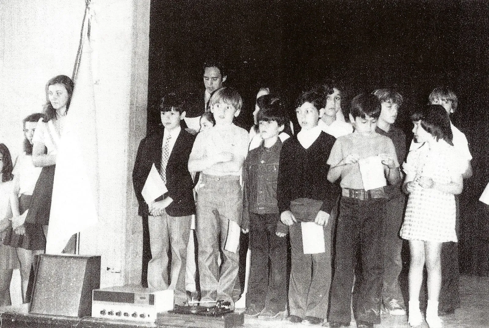 Foto histórica en blanco y negro de alumnos reunidos en un acto escolar, en los primeros años de la Escuela.