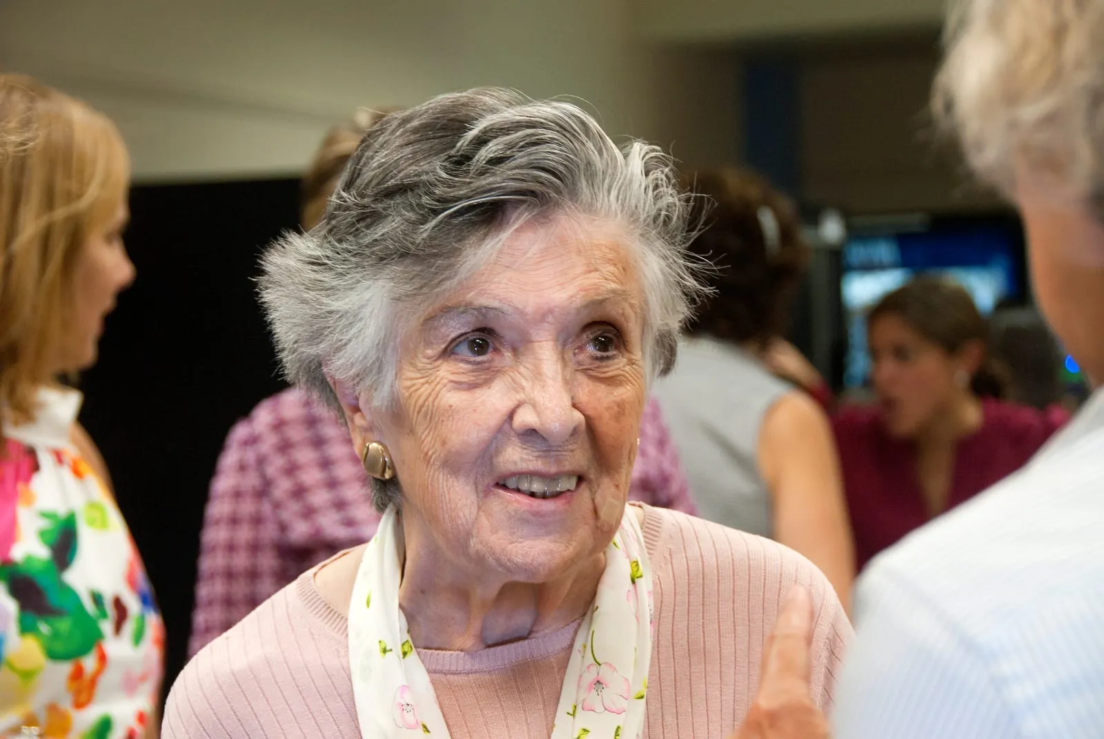 Ángela «Angelita» Torchia-Estrada, sonriente, en el festejo de su cumpleaños 85 con la comunidad de la Escuela.