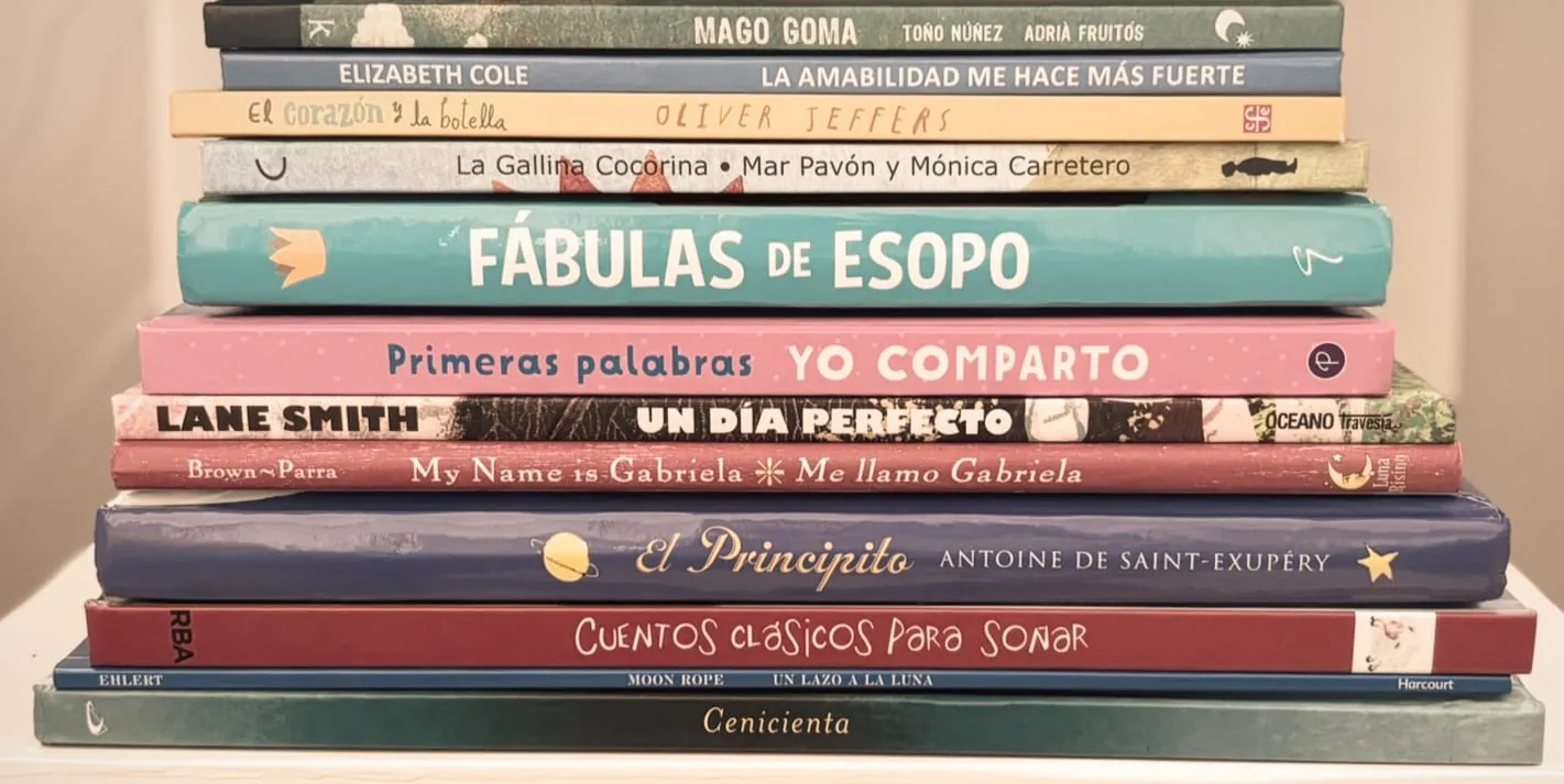 Una pila de libros infantiles y juveniles en español, del Programa de Lectura.