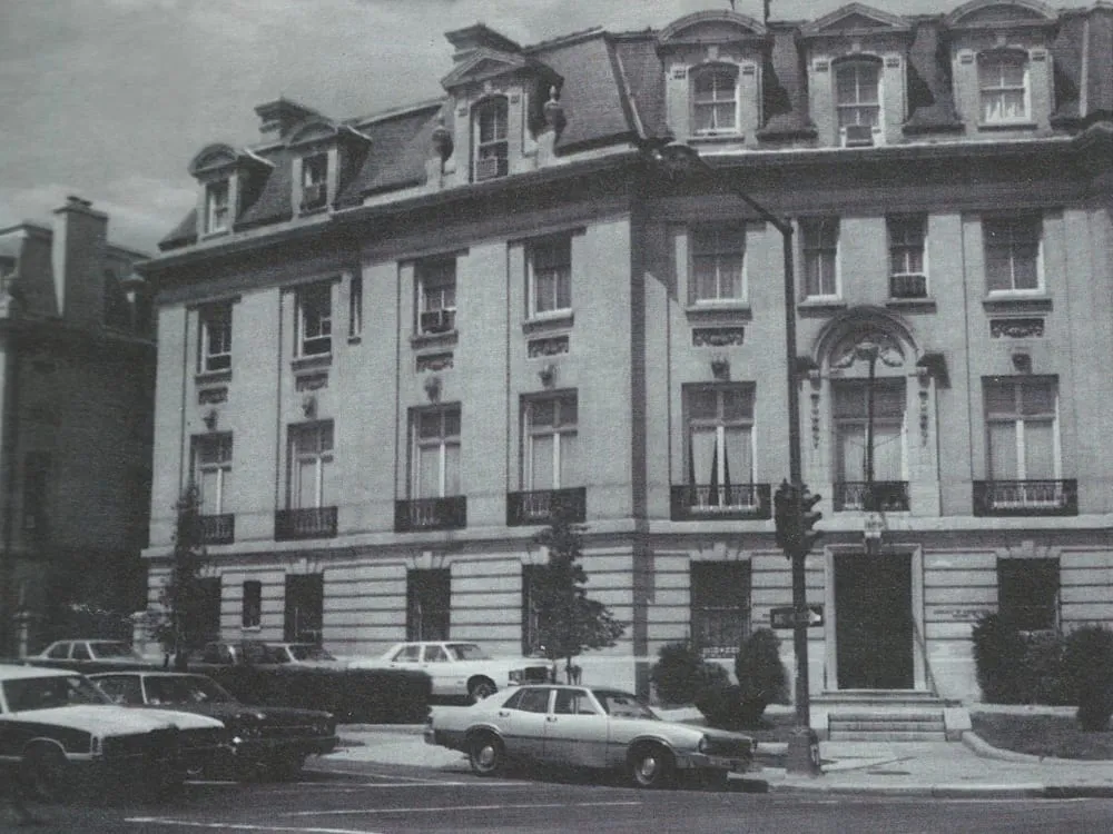 Fachada de la Embajada Argentina en Washington, DC, donde la Escuela dio sus primeras clases en 1969.